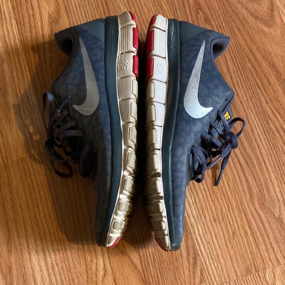 Nike Tennis Shoes - Picture 8 of 11
